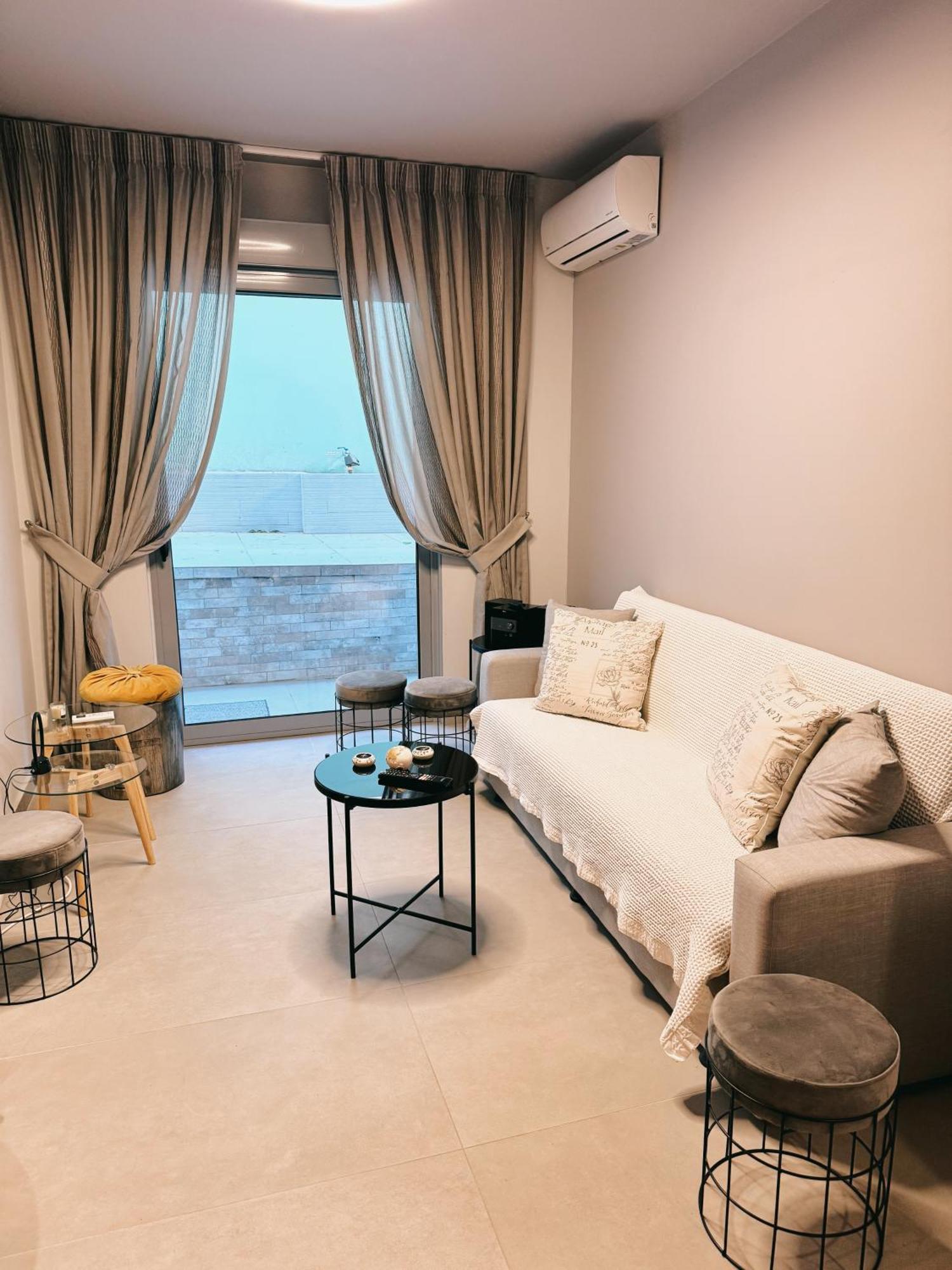 Minimal 2bd In Thisio Atene